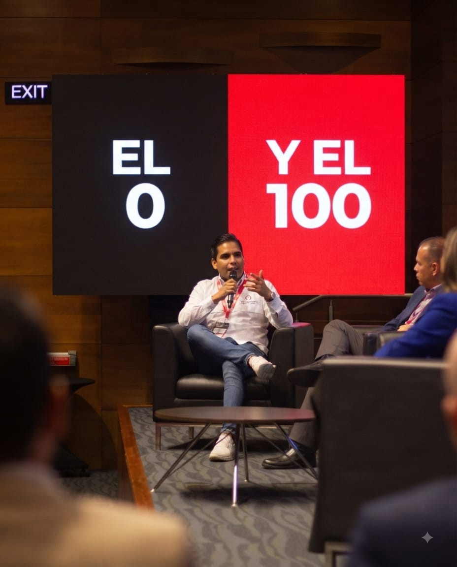 Aníbal Samayoa participando en un panel empresarial